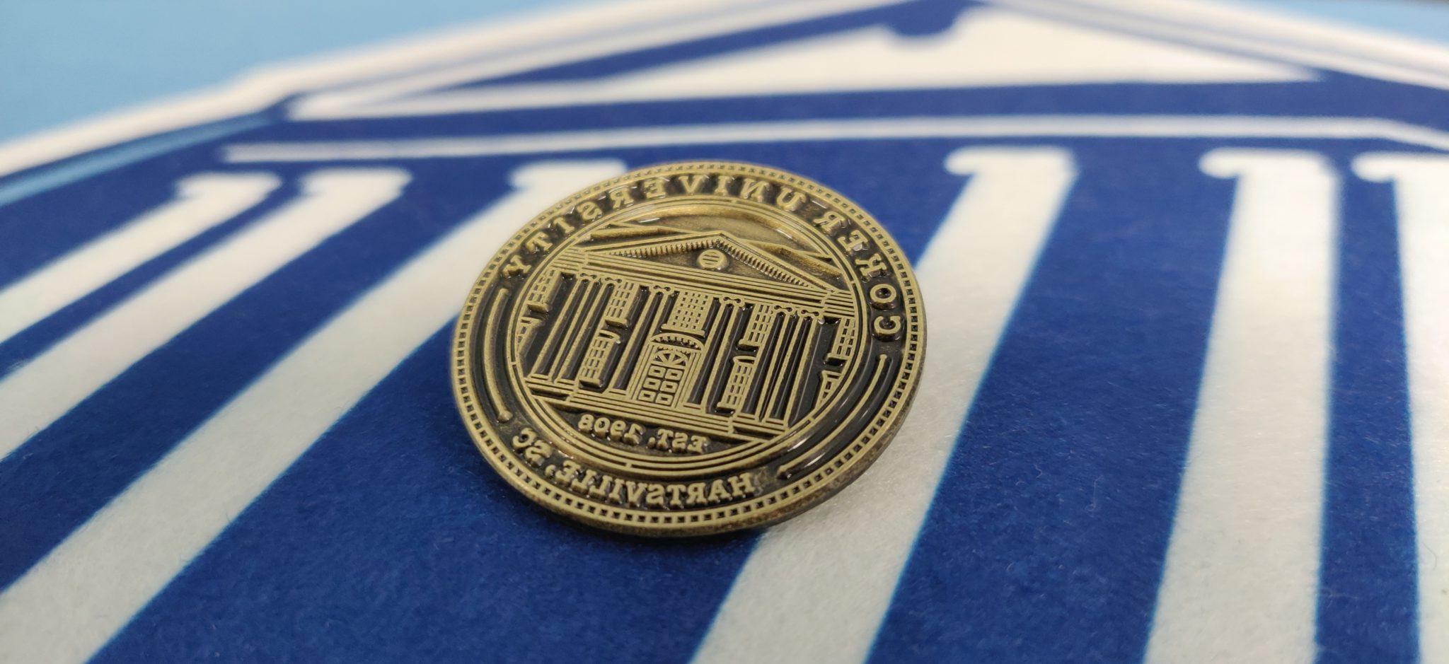 赌博游戏网站 Seal on a lapel pin